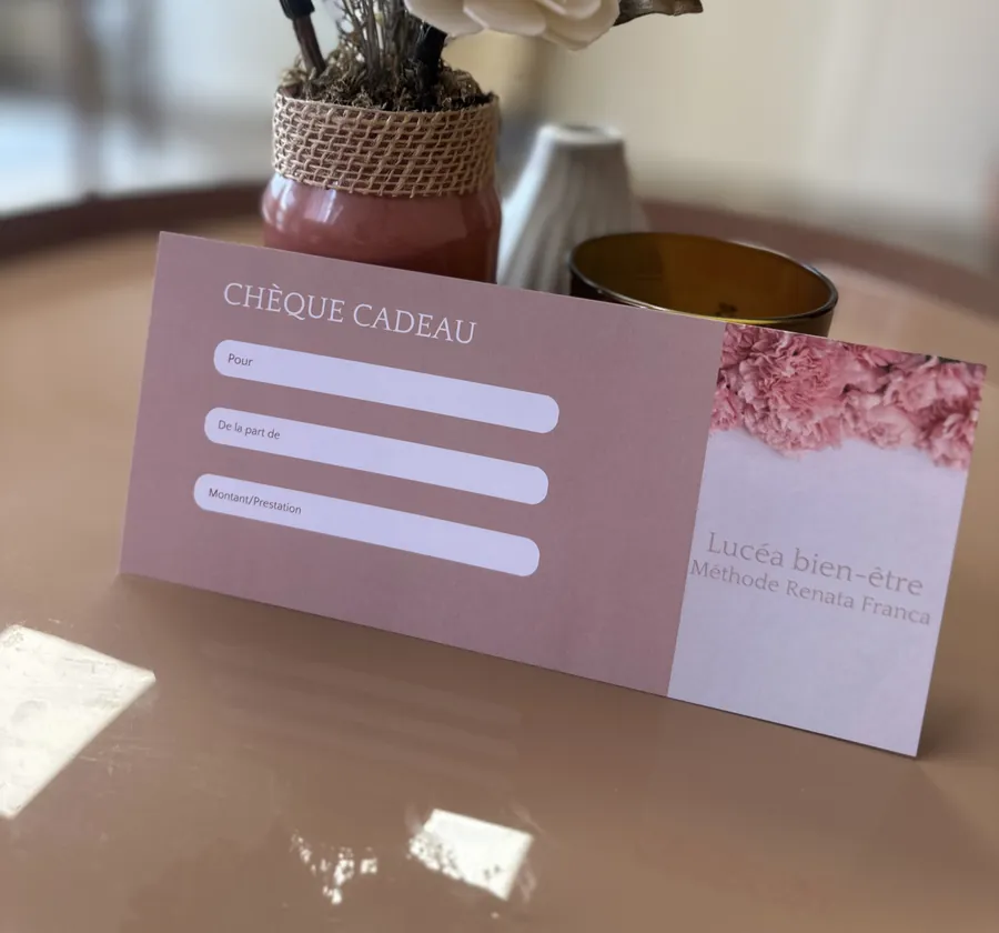 Un chèque cadeau Lucéa posé sur une table, devant un bouquet.