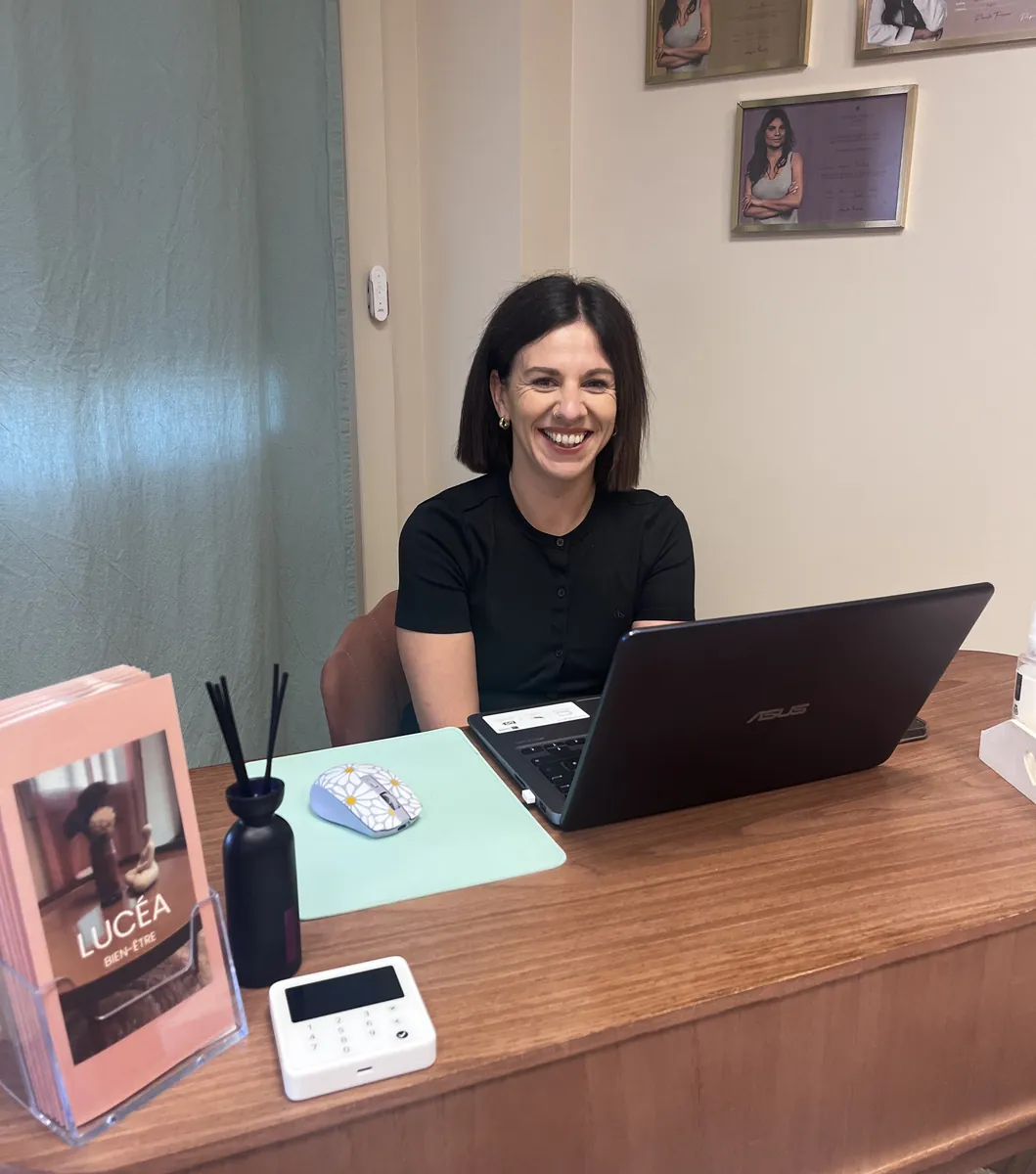 Les certificats de formation de Lucie, encadrés au mur du salon.